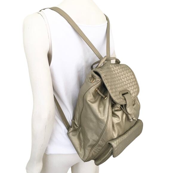 VTG ASPECTS Faux Leather Bucket Bag Backpack in Metallic Gold main image 12